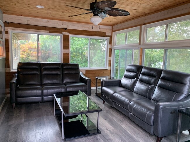 cozy 3 seasons porch - 69 Carriage Dr
