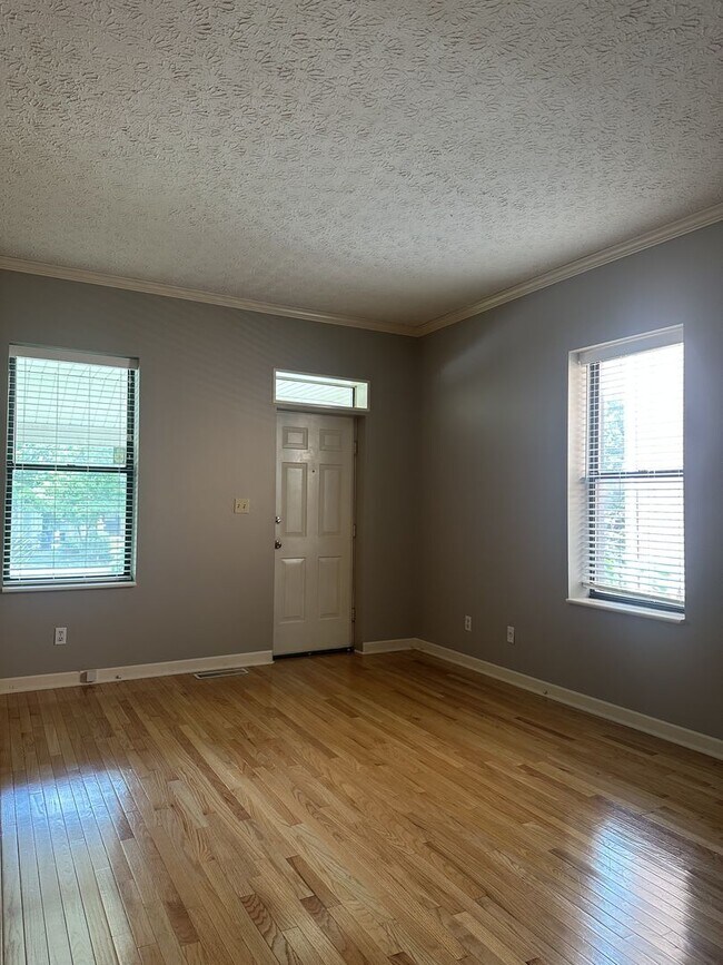 Foto del edificio - Gorgeous Italian Village Townhome!