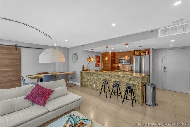 Building Photo - 7601 E Treasure Dr