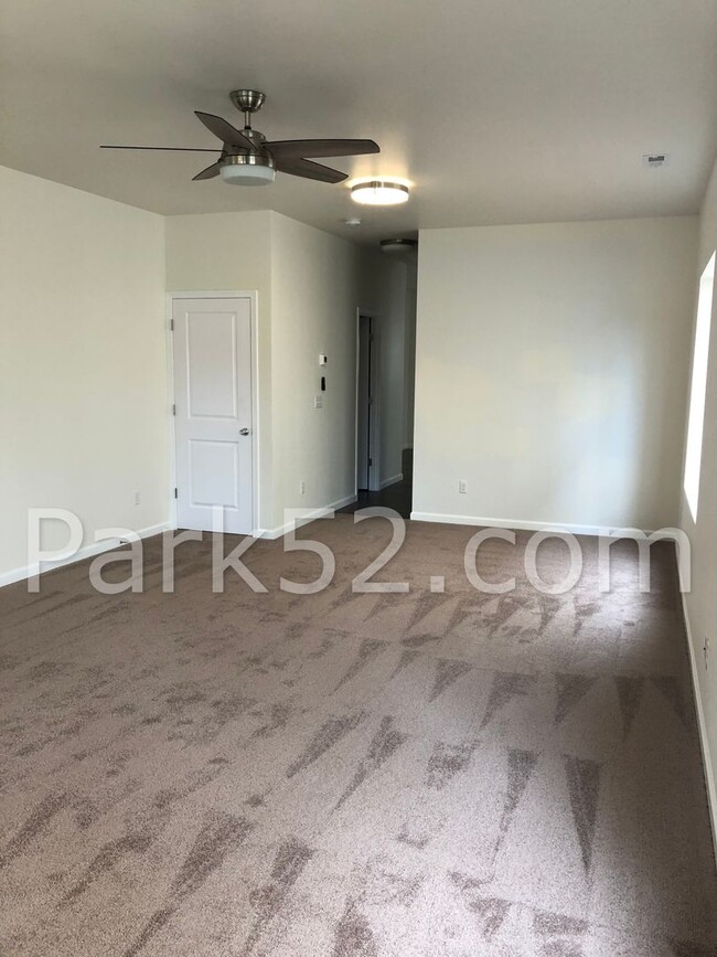 Building Photo - 3 Bedroom 2.5 Bath Tacoma Townhouse