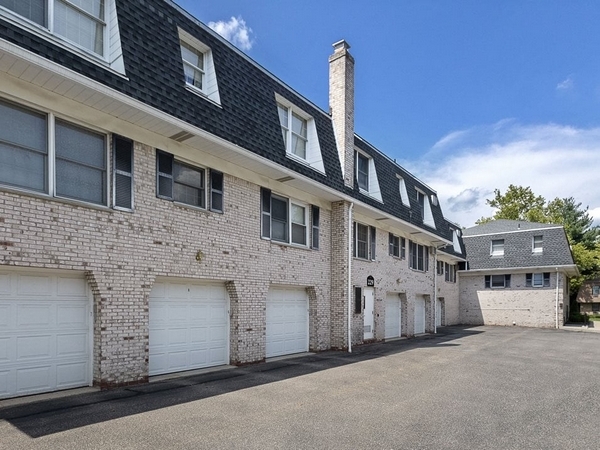 Building Photo - Village on the Green Apartments