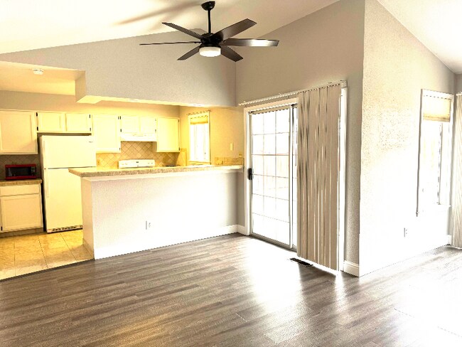 Foto del edificio - 3372 Bonnivew Dr