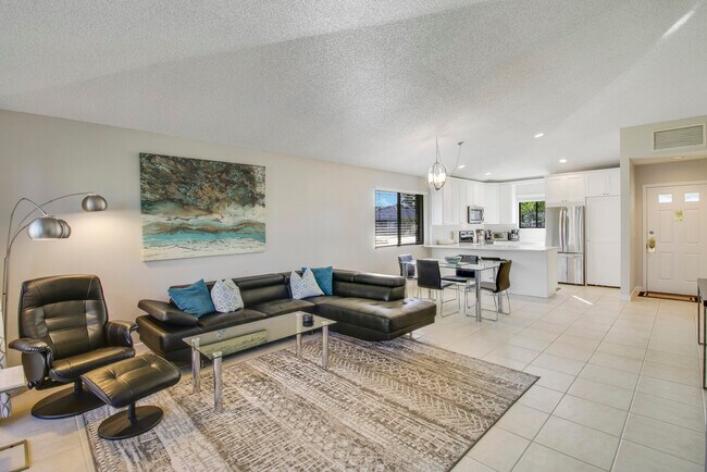 Building Photo - 811 Club Dr
