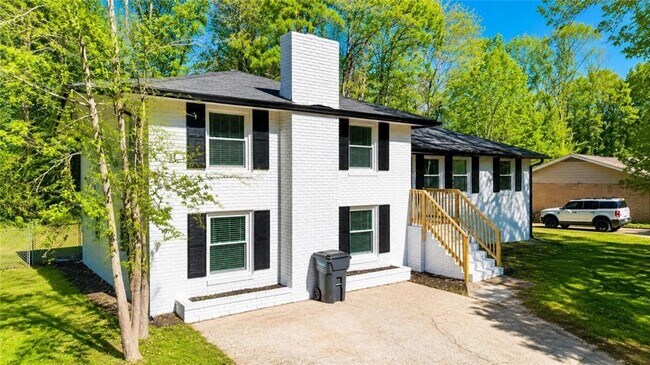 Building Photo - 4675 Lincoln Way SW