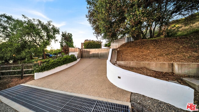 Foto del edificio - 2915 Tuna Canyon Rd