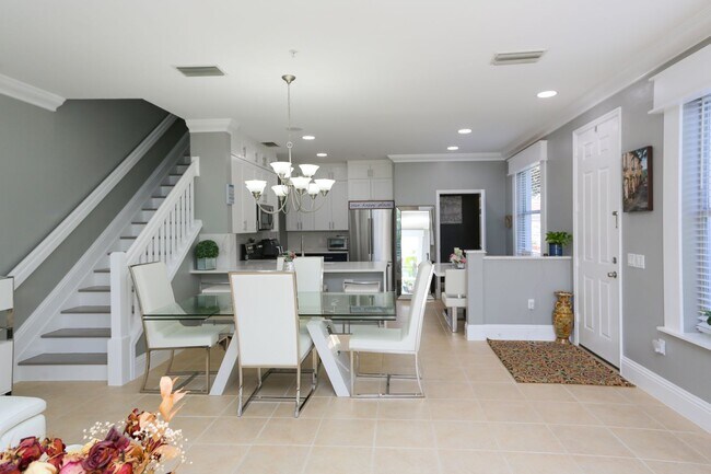 Foto del edificio - ***FULLY FURNISHED**ALL REMODELED **2 CAR ...