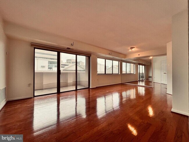 Foto del edificio - 1301 N Courthouse Rd