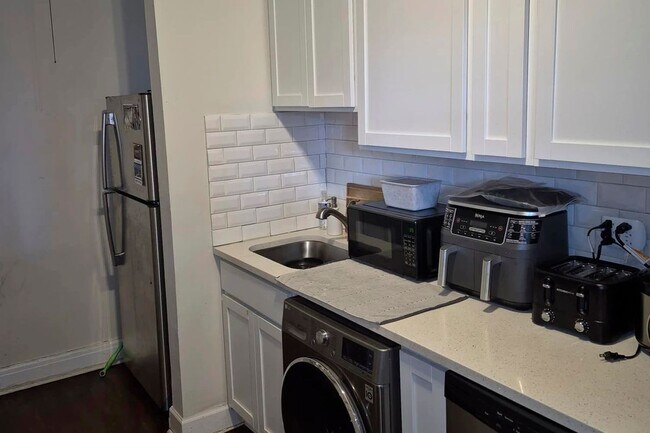 Building Photo - 945 Judson Ave