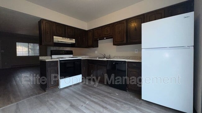 Building Photo - 25 Royal Crest Dr