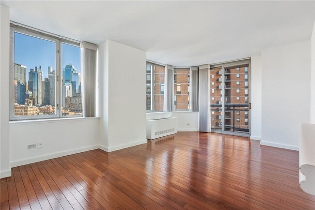 Building Photo - 500 W 43rd St