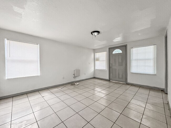 Foto del edificio - Spacious Tampa Home for Rent | Great Location & Large Yard! 3bed |2bath