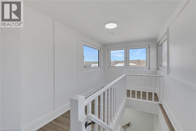 Building Photo - 581 Lancaster St W