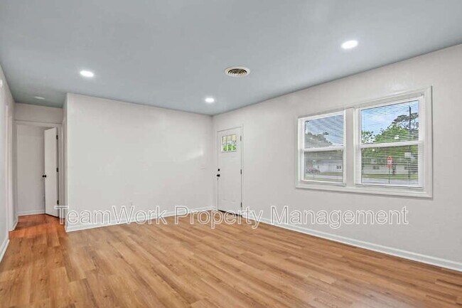 Foto del edificio - 3042 Terry Dr