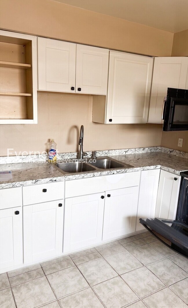 Foto del edificio - Spacious Townhome with Fenced Yard and Parking  / 1 Bed & 1 Bath / Pet-friendly / Coming Soon!