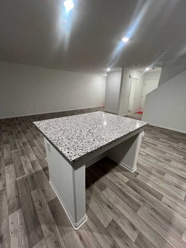 Building Photo - Move in today! 3 bed 2.5 bath 2 story beauty!