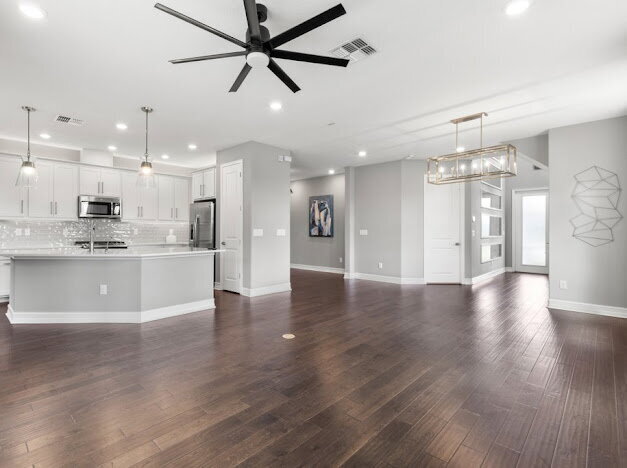 Foto del edificio - "Estancia 3-Bed Sanctuary with Granite Finishes and Scenic Views in Wesley Chapel"