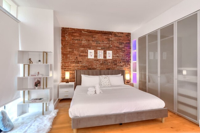Building Photo - 3964 R. Saint-Denis