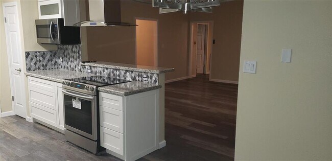 Building Photo - 909 Molina Dr