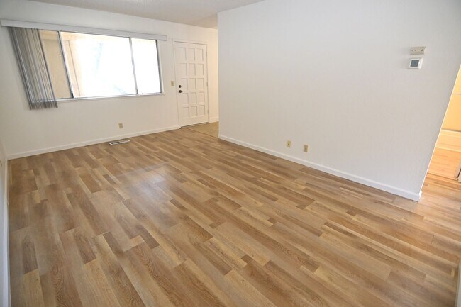 Foto del edificio - 639 Bolton Ct