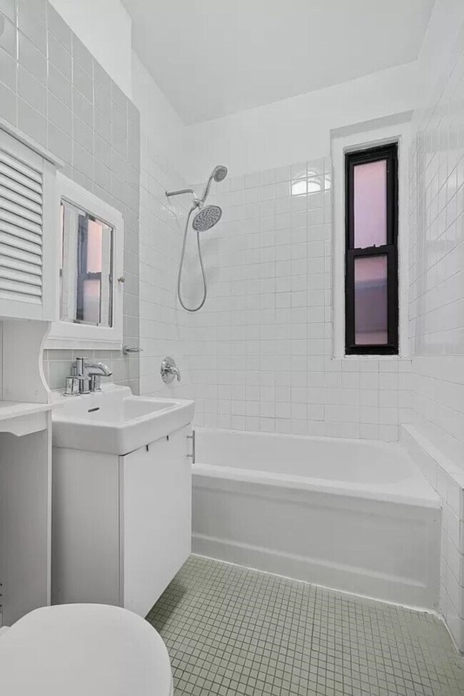 Building Photo - Stunning 1Bedroom 1Bathroom