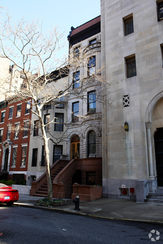 Building Photo - 25 W 83rd St