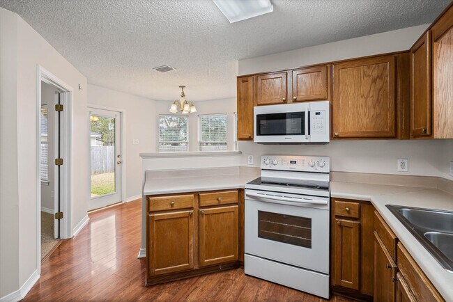 Foto del edificio - 8729 Three Dean Way