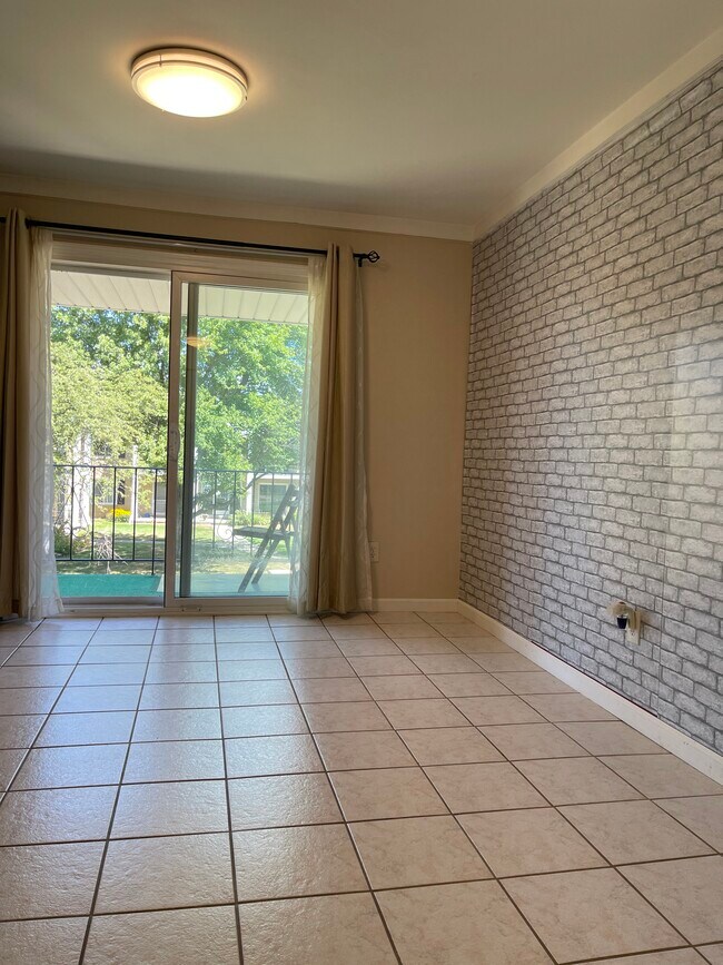 Building Photo - 13905 Camelot Dr