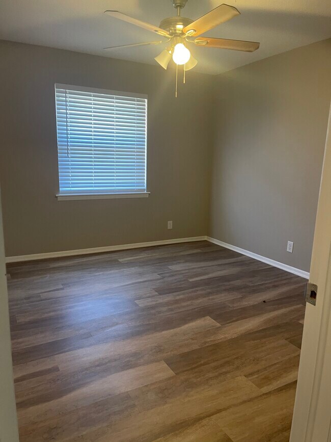 Building Photo - 406 Forest Cir