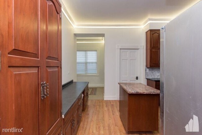 Foto del edificio - 3152 N Pine Grove Ave