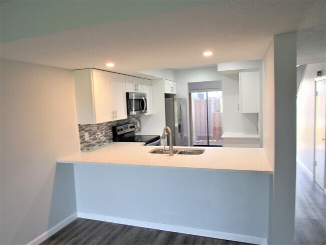 Foto del edificio - 2250 Golf Isle Dr