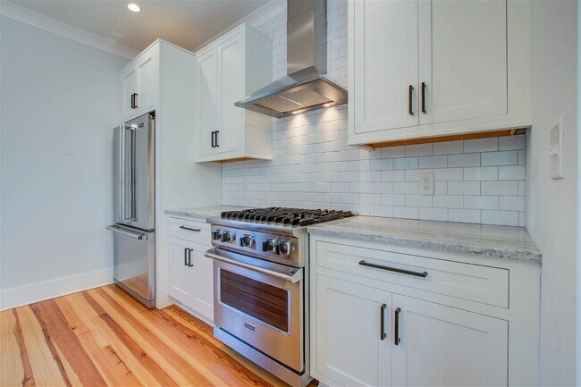 Foto del edificio - 21 Charlotte Street Apt #D, Charleston, SC...