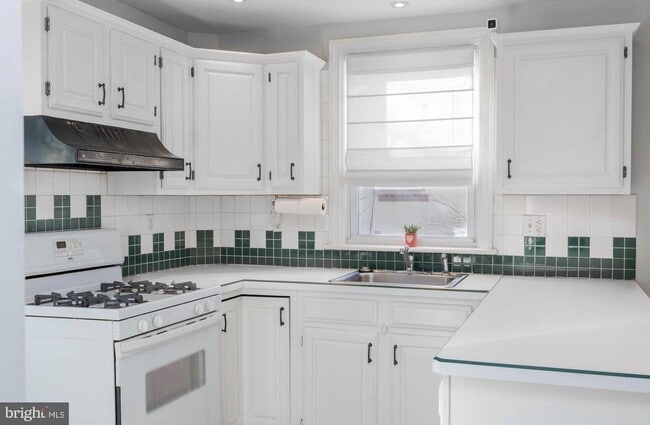 Building Photo - 209 Elm Ave