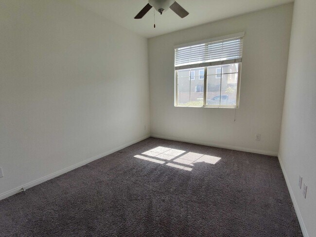 Building Photo - Beautiful 5 bedroom house with 1 bed downs...