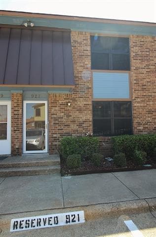 Building Photo - 921 Cedar Terrace