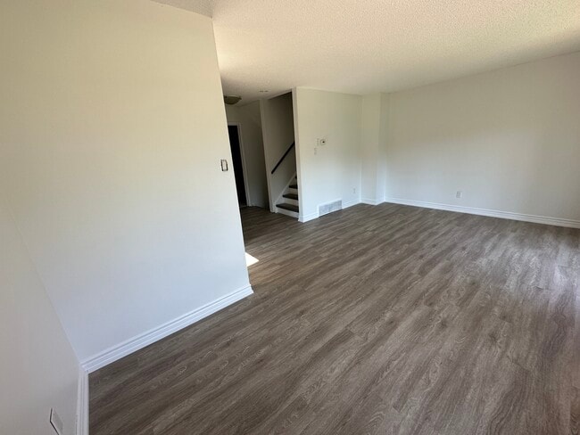 Building Photo - Large 3 Bedroom Townhouse Available