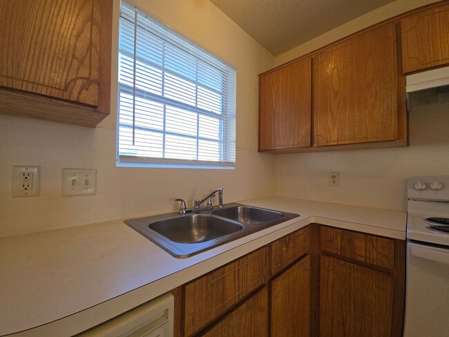 Building Photo - RENT SPECIAL - AVAILABLE NOW!