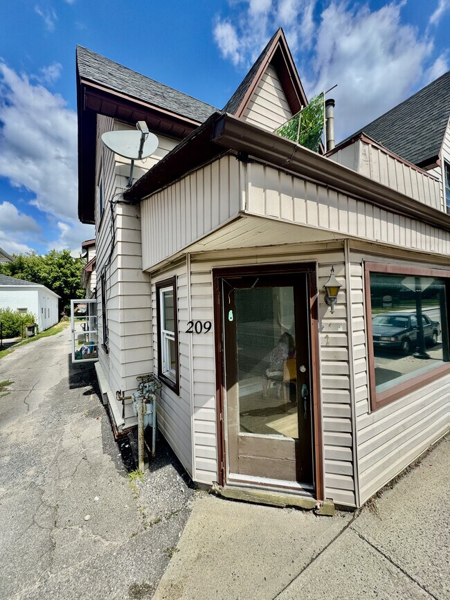 Building Photo - 209 Prescott St