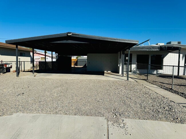 Building Photo - Spacious 3 Bedroom, 2 Bathroom Home with Solar in Bullhead City!