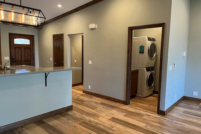 Building Photo - 8840 Villa La Jolla Dr
