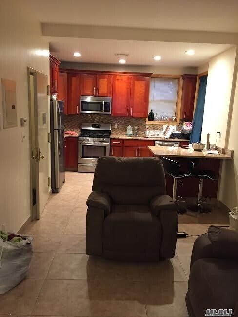 Foto del edificio - 66-22 Fresh Pond Rd