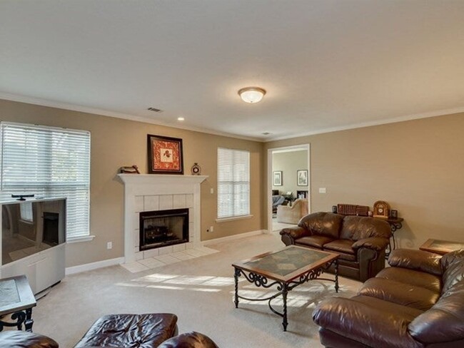 Building Photo - Private 5 bedroom 3.5 bathroom oasis with ...