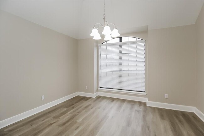 Foto del edificio - 1632 Hollowbrook