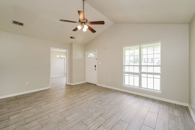 Building Photo - 1104 Parkview Cir N