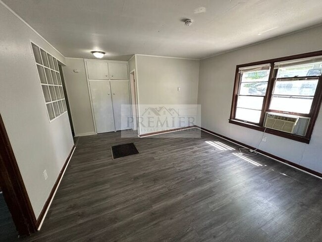 Building Photo - 1 bd/1 ba -1017 S Glenwood Dr #A, Independence, MO 64053 DUPLEX - Rent $825 - FRONT OF Duplex