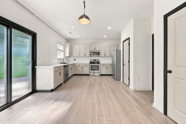 Building Photo - 129 Zulabelle Ct
