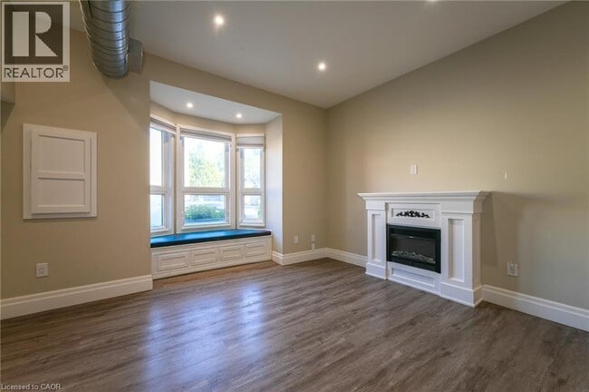 Building Photo - 145 Wellington St N