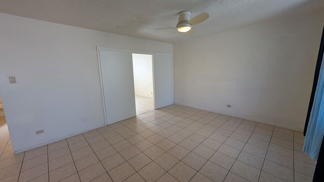 Building Photo - Centrally located 1 bed, 1 bath 2 parking, 2nd floor walkup in Makiki