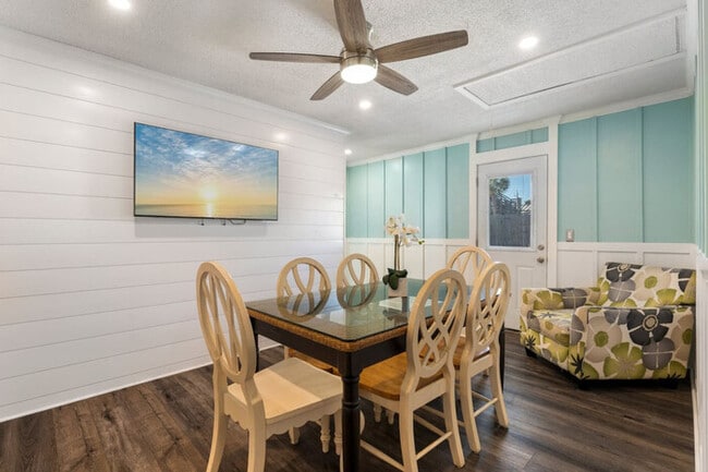 Building Photo - Charming Beach House! Just Steps from the ...