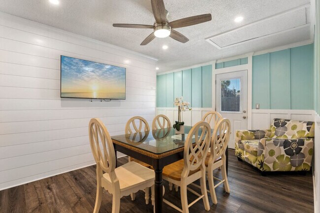Foto del edificio - Charming Beach House! Just Steps from the ...