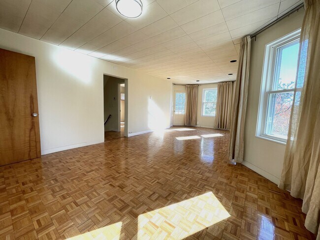 Foto del edificio - 10 Packard Ave